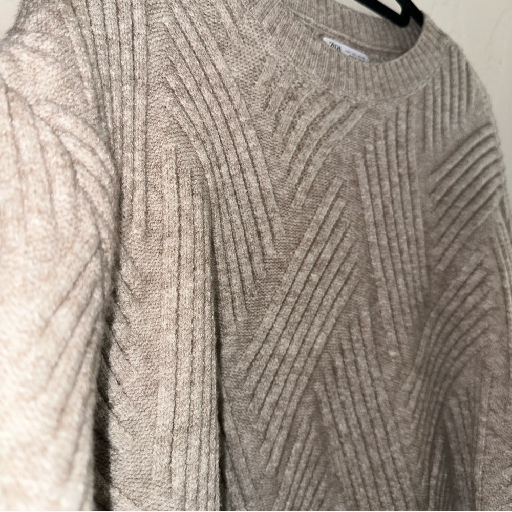 New without tag Zara ribbed patterned sweater.